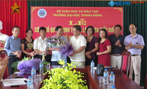 TS.BS.TTND Đỗ Đình Xuân tặng hoa cho Nhà trường